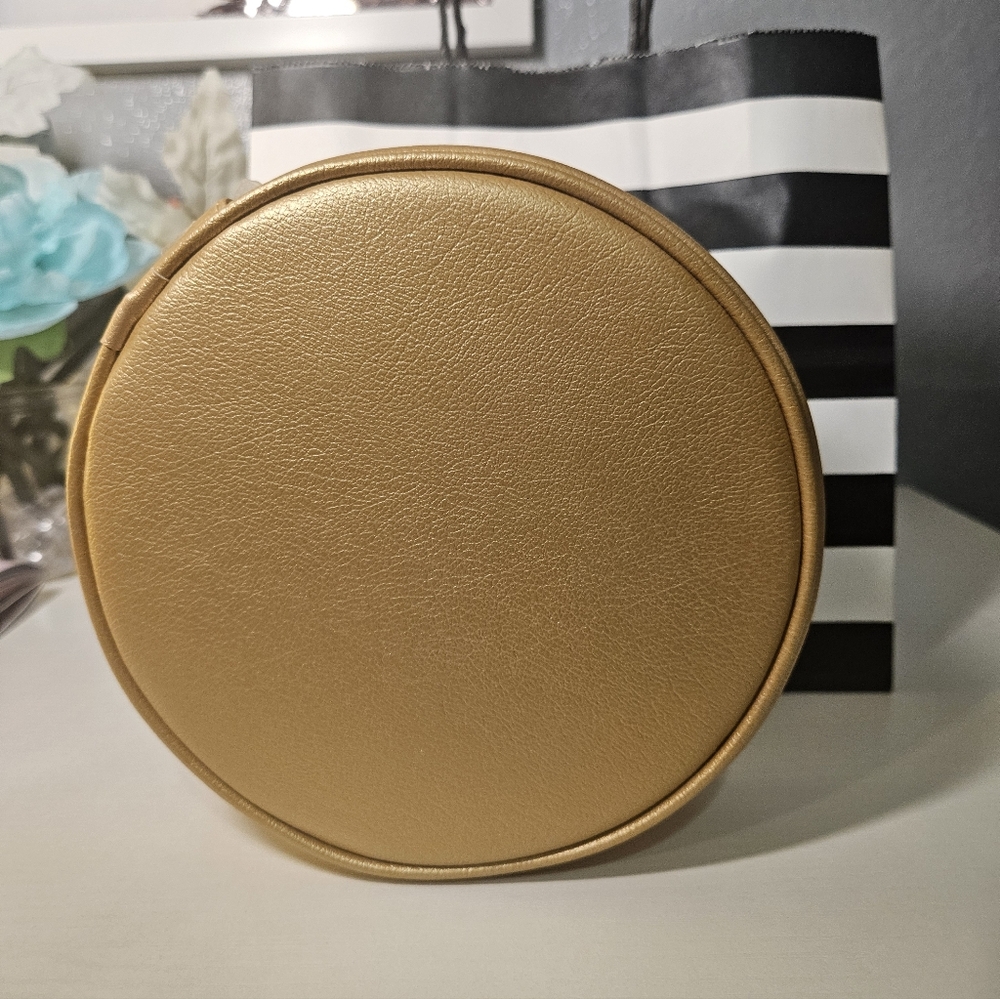 Estee Lauder - Picture 8 of 10